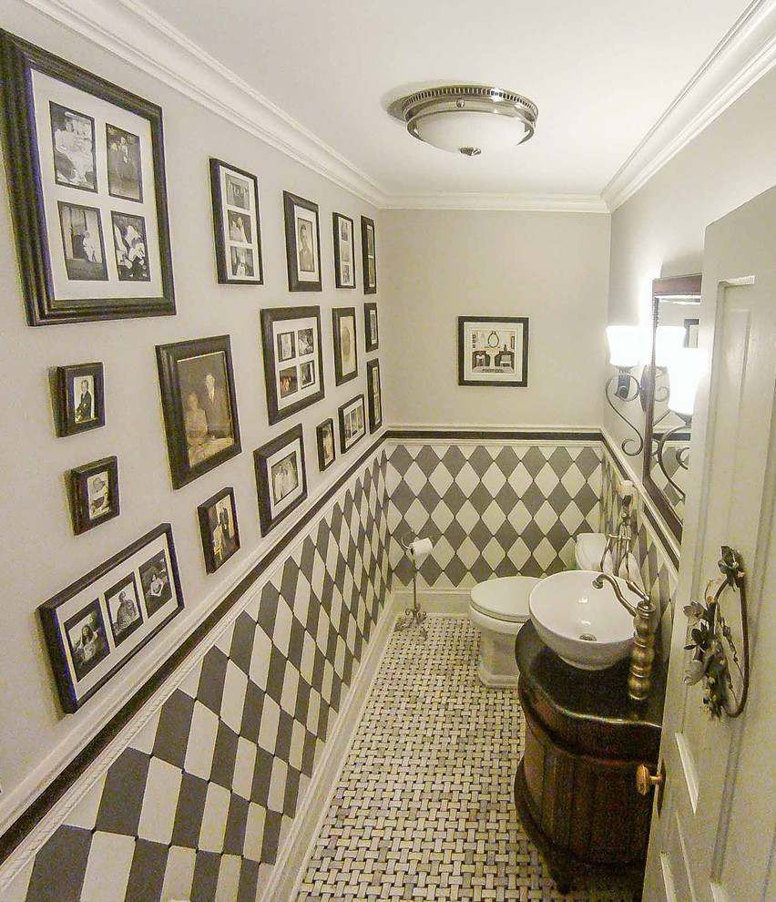 Exempel på ett litet klassiskt brun brunt en-suite badrum, med möbel-liknande, skåp i mörkt trä, en toalettstol med separat cisternkåpa, vita väggar, mosaikgolv, ett fristående handfat, marmorbänkskiva, grått golv, vit kakel och keramikplattor