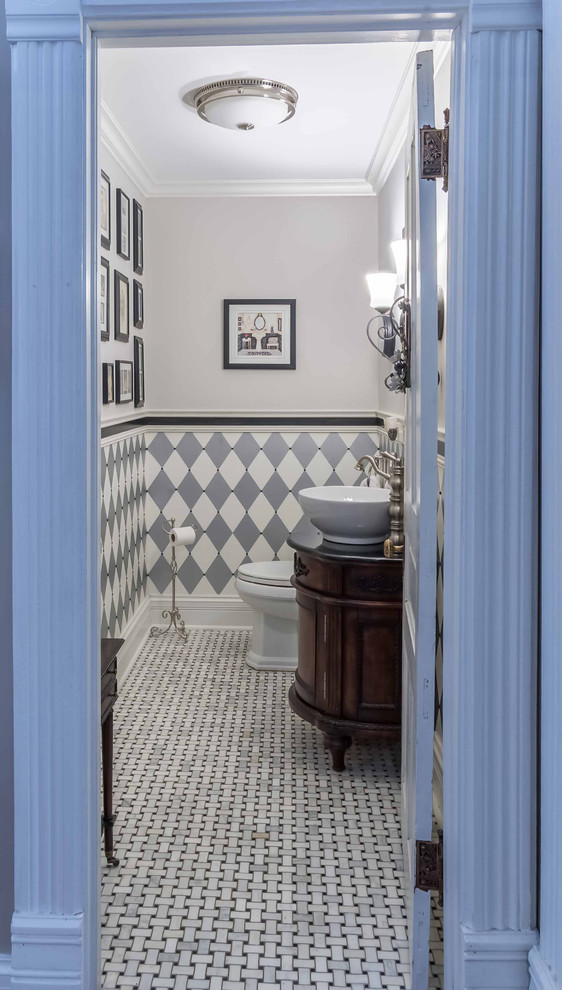 Foto på ett litet vintage brun en-suite badrum, med en toalettstol med separat cisternkåpa, grått golv, möbel-liknande, skåp i mörkt trä, vit kakel, vita väggar, mosaikgolv, ett fristående handfat, marmorbänkskiva och keramikplattor
