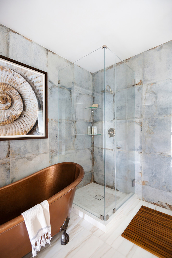 Inspiration för ett mellanstort vintage en-suite badrum, med ett badkar med tassar, en hörndusch, blå kakel, porslinskakel, blå väggar, marmorgolv, vitt golv och dusch med gångjärnsdörr
