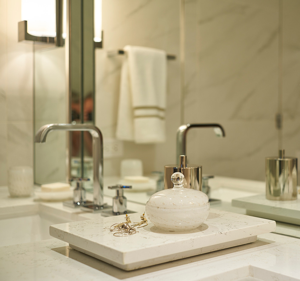 Immagine di una stanza da bagno moderna con lavabo sottopiano e top in marmo