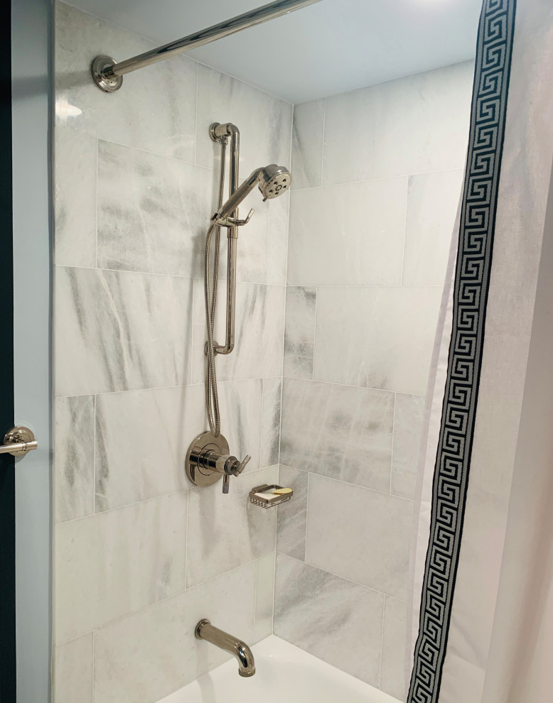 Пример оригинального дизайна: маленькая ванная комната в стиле неоклассика (современная классика) с фасадами с выступающей филенкой, серыми фасадами, полновстраиваемой ванной, душем над ванной, унитазом-моноблоком, белой плиткой, мраморной плиткой, синими стенами, мраморным полом, врезной раковиной, мраморной столешницей, белым полом, шторкой для ванной и белой столешницей для на участке и в саду