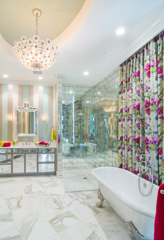 Idee per una stanza da bagno minimal con vasca con piedi a zampa di leone, doccia ad angolo, piastrelle a specchio, pareti multicolore, pavimento bianco, top bianco e ante lisce