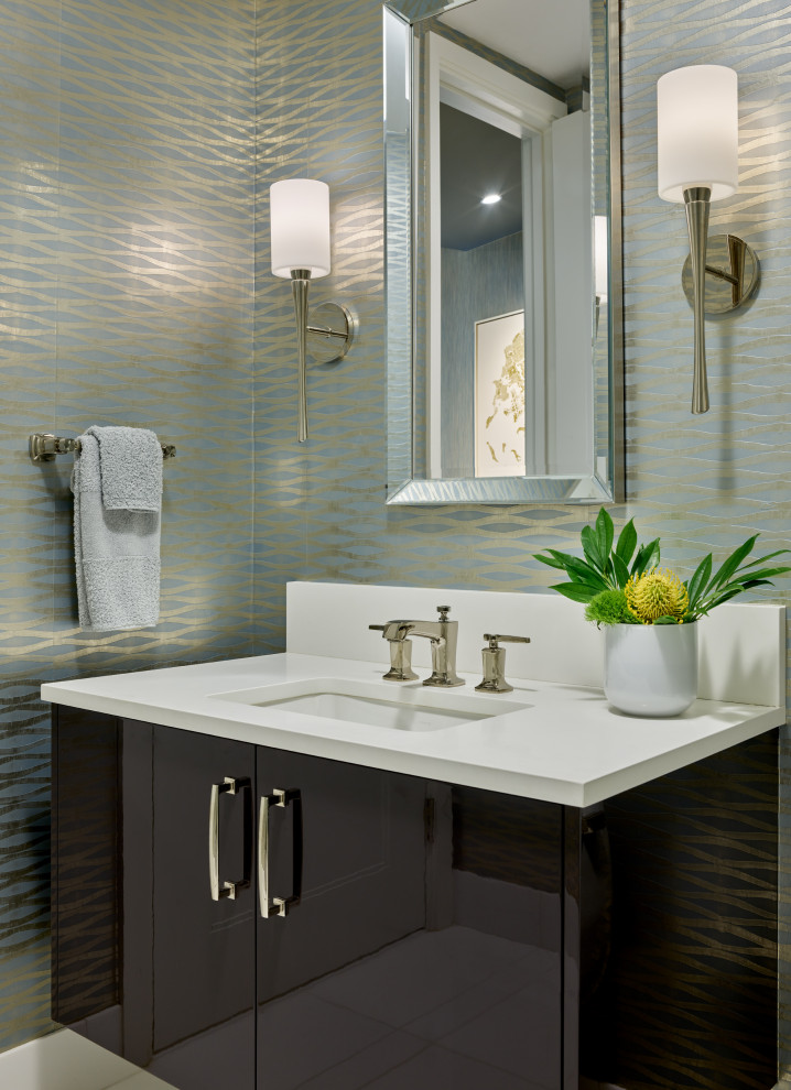 Ejemplo de cuarto de baño único y flotante contemporáneo con armarios con paneles lisos, puertas de armario negras, paredes multicolor, lavabo bajoencimera, encimeras blancas y papel pintado
