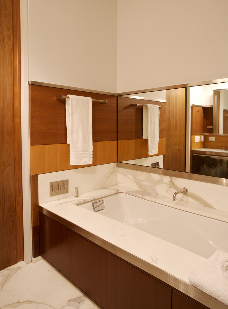 Idéer för ett stort modernt en-suite badrum, med beige väggar, marmorgolv, ett konsol handfat, skåp i mellenmörkt trä, ett badkar i en alkov och en hörndusch