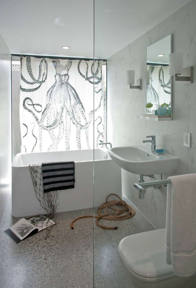 Réalisation d'une salle de bain design avec un lavabo suspendu.