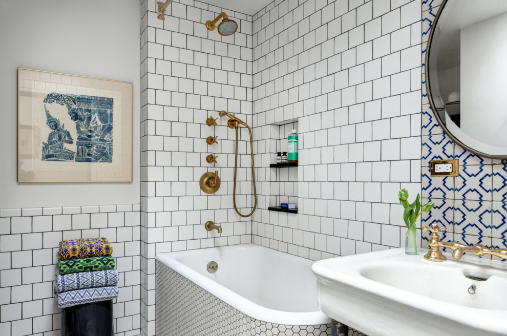 Diseño de cuarto de baño principal y azulejo de dos tonos bohemio con bañera encastrada, combinación de ducha y bañera, baldosas y/o azulejos azules, baldosas y/o azulejos multicolor, baldosas y/o azulejos blancos y paredes blancas