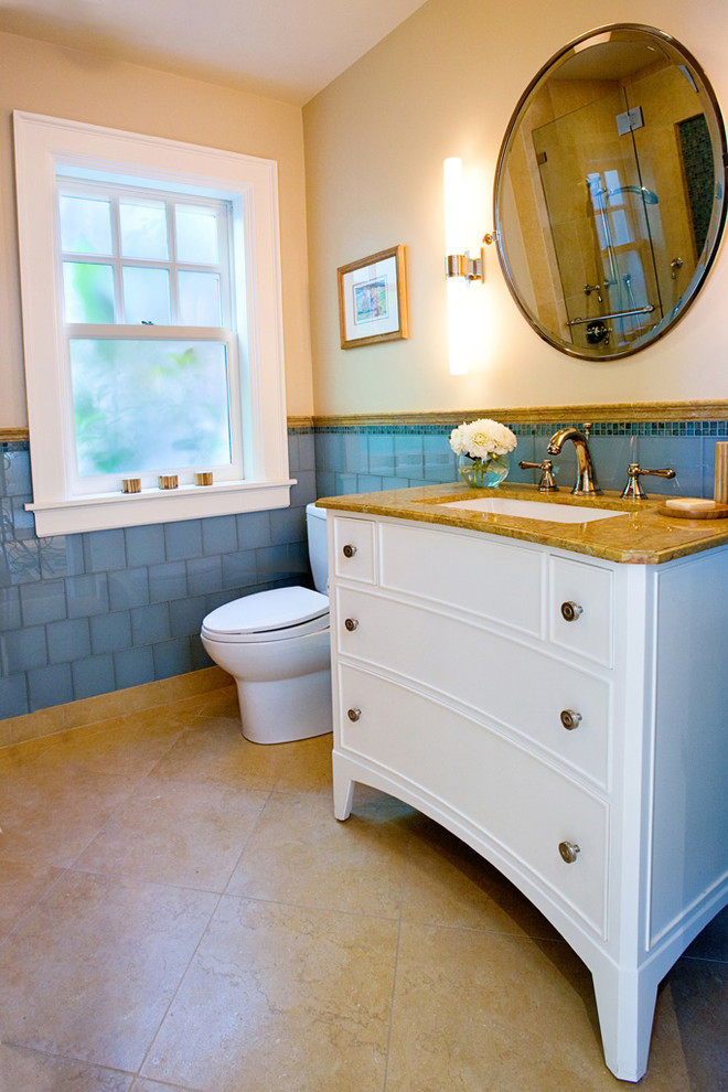 Cette photo montre une petite salle de bain chic avec un placard à porte affleurante, des portes de placard blanches, WC séparés, un carrelage bleu, un carrelage en pâte de verre, un mur beige, un sol en carrelage de céramique, un lavabo encastré, un plan de toilette en granite, un sol beige et une cabine de douche à porte battante.