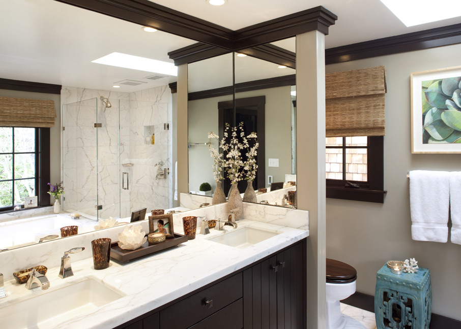 Пример оригинального дизайна: главная ванная комната среднего размера в современном стиле с врезной раковиной, плоскими фасадами, темными деревянными фасадами, мраморной столешницей, угловым душем и мраморным полом