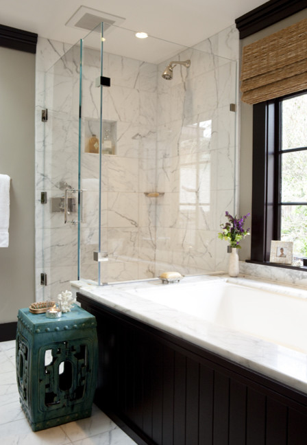 Esempio di una stanza da bagno padronale design di medie dimensioni con vasca sottopiano, doccia ad angolo e piastrelle bianche