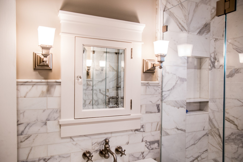 Источник вдохновения для домашнего уюта: маленькая ванная комната в стиле неоклассика (современная классика) с фасадами в стиле шейкер, серыми фасадами, душем в нише, белой плиткой, мраморной плиткой, белыми стенами, полом из мозаичной плитки, душевой кабиной, врезной раковиной, столешницей из искусственного камня, белым полом и душем с распашными дверями для на участке и в саду
