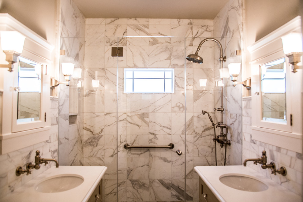 Inspiration för ett litet vintage badrum med dusch, med skåp i shakerstil, grå skåp, en dusch i en alkov, vit kakel, marmorkakel, vita väggar, ett undermonterad handfat, bänkskiva i akrylsten, dusch med gångjärnsdörr, mosaikgolv och vitt golv