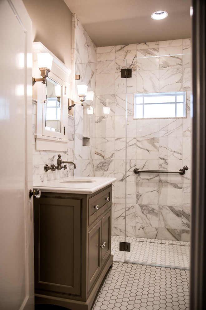 Идея дизайна: маленькая ванная комната в стиле неоклассика (современная классика) с фасадами в стиле шейкер, серыми фасадами, душем в нише, белой плиткой, мраморной плиткой, белыми стенами, полом из мозаичной плитки, душевой кабиной, врезной раковиной, столешницей из искусственного камня, белым полом и душем с распашными дверями для на участке и в саду
