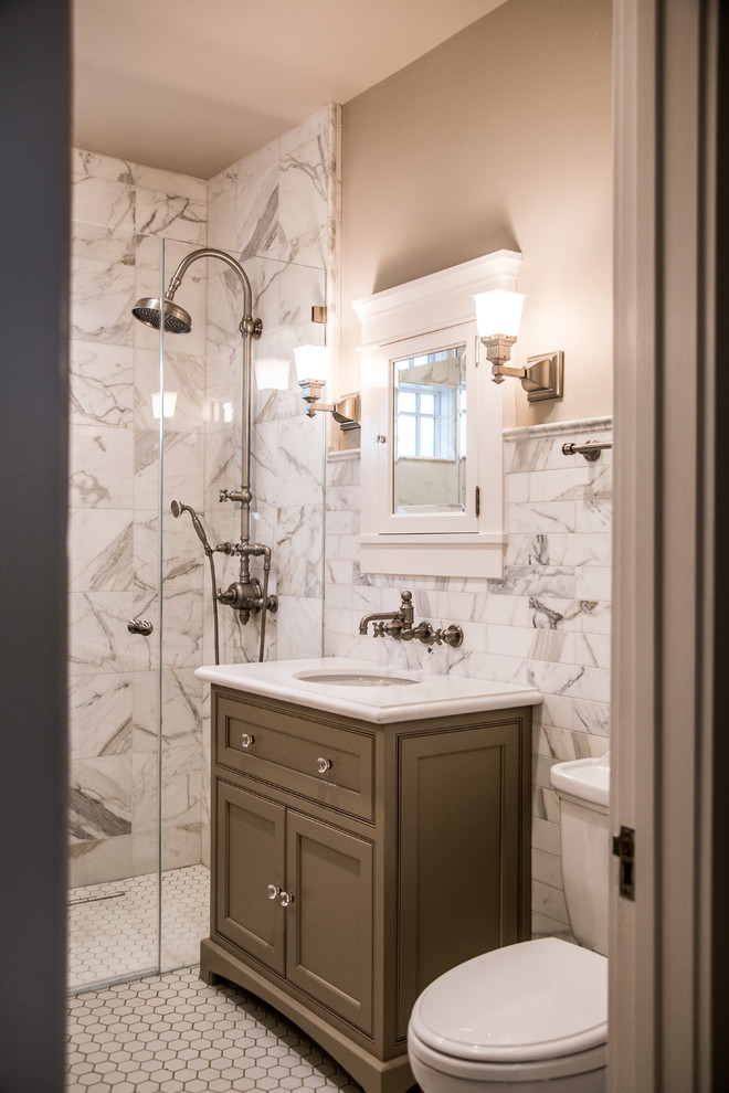 Идея дизайна: маленькая ванная комната в стиле неоклассика (современная классика) с фасадами в стиле шейкер, серыми фасадами, душем в нише, белой плиткой, мраморной плиткой, белыми стенами, полом из мозаичной плитки, душевой кабиной, врезной раковиной, столешницей из искусственного камня, белым полом и душем с распашными дверями для на участке и в саду