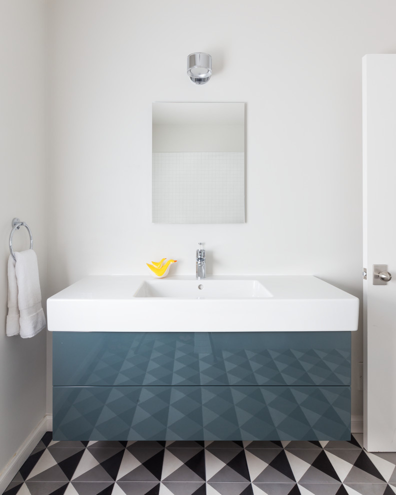 Inspiration för ett mellanstort funkis badrum, med släta luckor, blå skåp, vita väggar, ett konsol handfat och flerfärgat golv