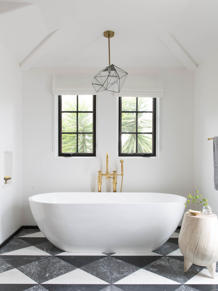 Inspiration för moderna en-suite badrum, med ett fristående badkar, vita väggar och flerfärgat golv