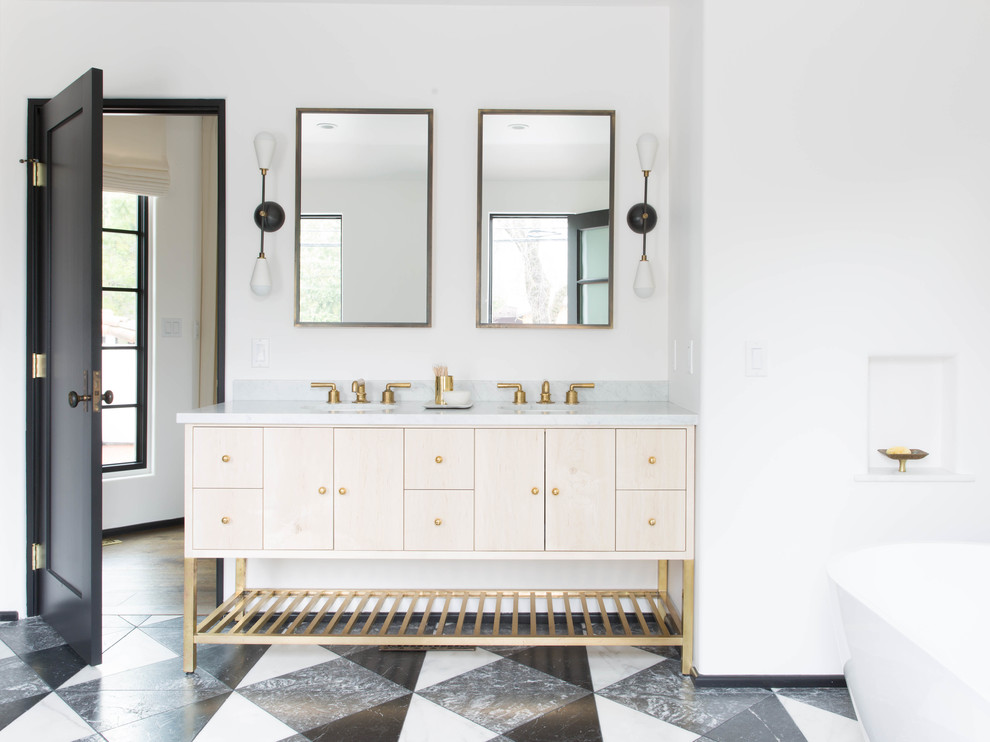 Ispirazione per una stanza da bagno padronale design con ante in legno chiaro, pareti bianche, lavabo sottopiano, pavimento multicolore, top grigio e ante lisce