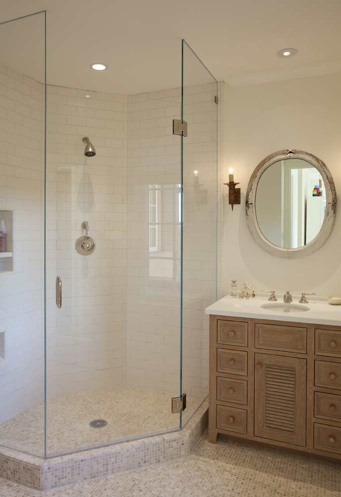 Стильный дизайн: ванная комната: освещение в стиле рустика с угловым душем и плиткой мозаикой - последний тренд