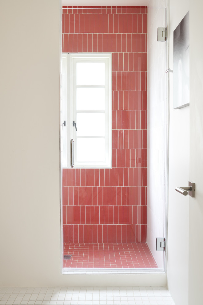 Idee per una stanza da bagno minimalista di medie dimensioni con ante lisce, doccia alcova, piastrelle rosse, piastrelle in ceramica, pareti bianche, pavimento in cementine, pavimento bianco e porta doccia a battente