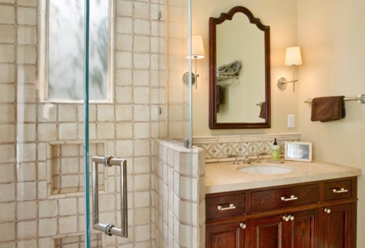 Idéer för att renovera ett mellanstort vintage en-suite badrum, med luckor med upphöjd panel, skåp i mellenmörkt trä, en dusch i en alkov, beige kakel, porslinskakel, beige väggar, ett undermonterad handfat och dusch med gångjärnsdörr