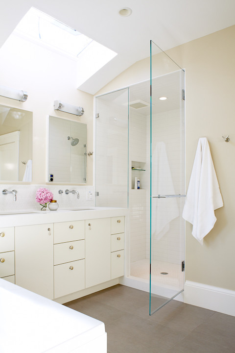 Exempel på ett modernt badrum, med ett integrerad handfat, släta luckor, vita skåp, ett platsbyggt badkar, en dusch i en alkov, vit kakel och keramikplattor