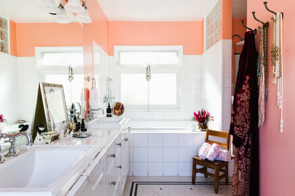 На фото: ванная комната в стиле фьюжн с фасадами с выступающей филенкой, белыми фасадами, накладной ванной, душем в нише, керамической плиткой, розовыми стенами, полом из мозаичной плитки и накладной раковиной с