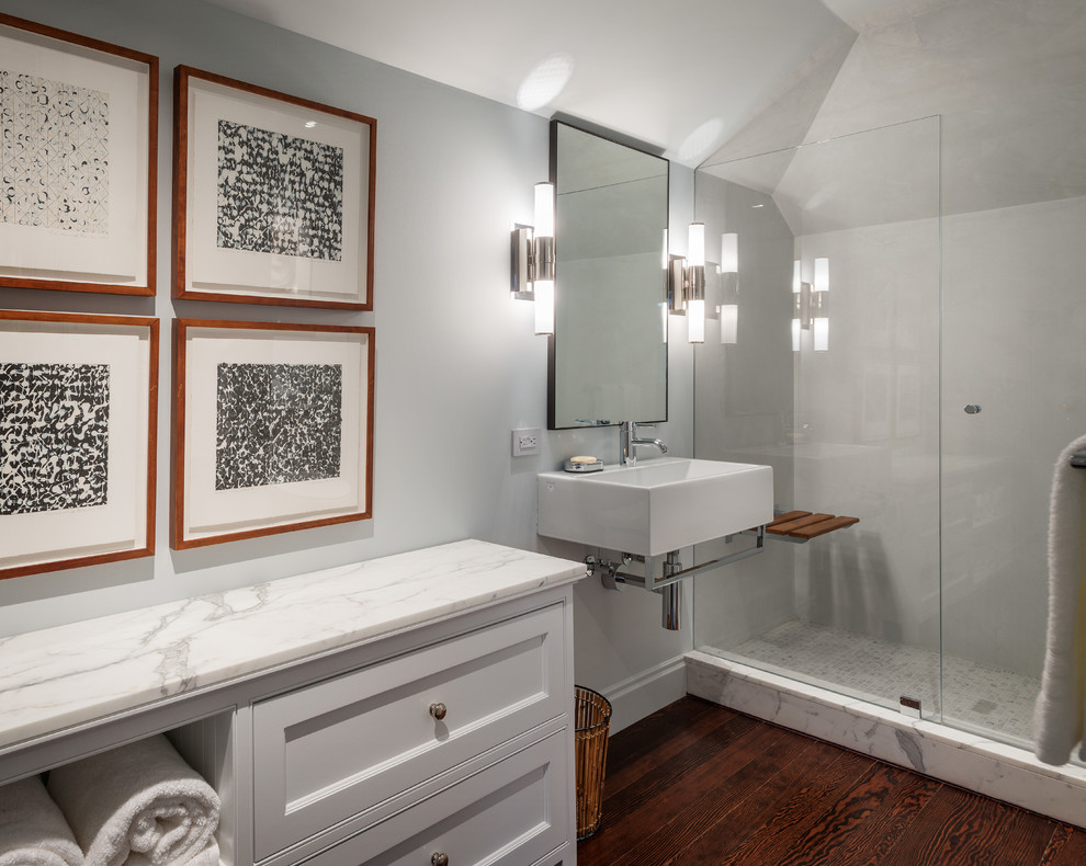На фото: ванная комната в стиле неоклассика (современная классика) с подвесной раковиной