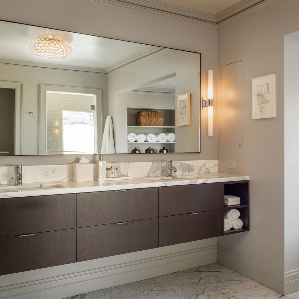 Diseño de cuarto de baño tradicional renovado con lavabo bajoencimera, armarios con paneles lisos y puertas de armario de madera en tonos medios