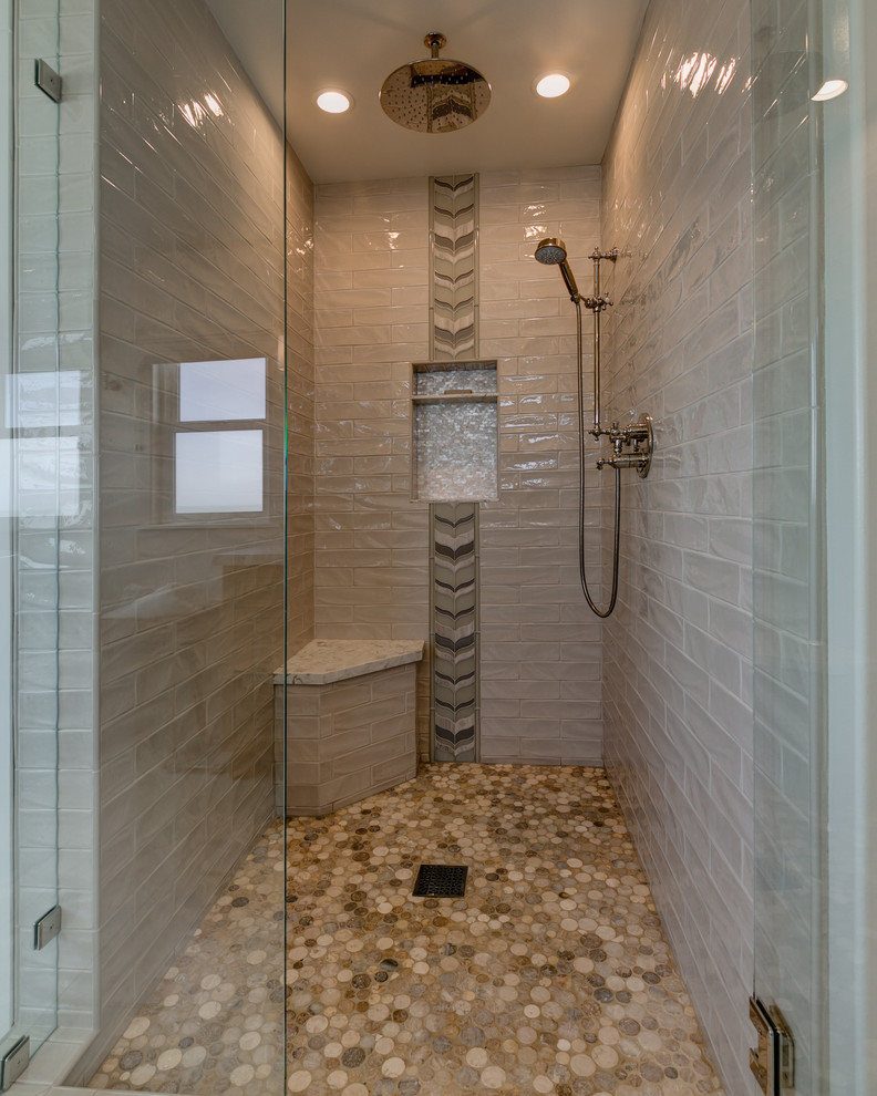 Bild på ett mellanstort maritimt en-suite badrum, med luckor med infälld panel, skåp i mellenmörkt trä, ett fristående badkar, en toalettstol med hel cisternkåpa, grå kakel, glasskiva, grå väggar, marmorgolv, ett undermonterad handfat, bänkskiva i kvartsit, vitt golv och dusch med duschdraperi