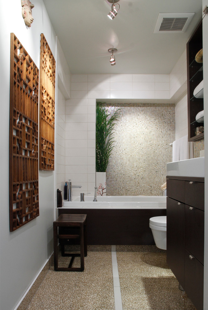 Стильный дизайн: ванная комната в современном стиле с плиткой мозаикой - последний тренд