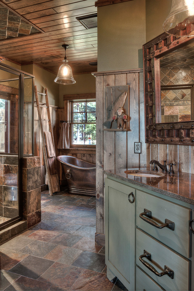 Modelo de cuarto de baño rural con lavabo encastrado, paredes verdes y suelo de baldosas de cerámica