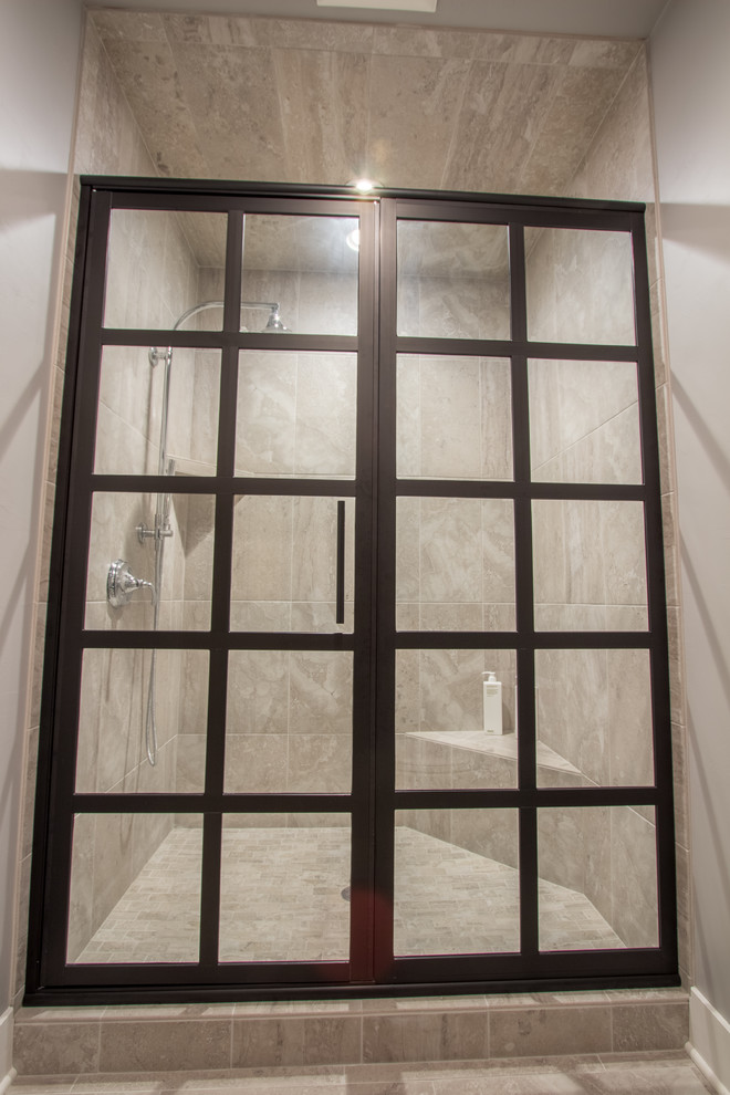 Пример оригинального дизайна: главная ванная комната среднего размера в стиле кантри с фасадами в стиле шейкер, белыми фасадами, душем в нише, раздельным унитазом, серой плиткой, плиткой кабанчик, серыми стенами, полом из керамогранита, врезной раковиной, мраморной столешницей, серым полом, душем с распашными дверями и белой столешницей
