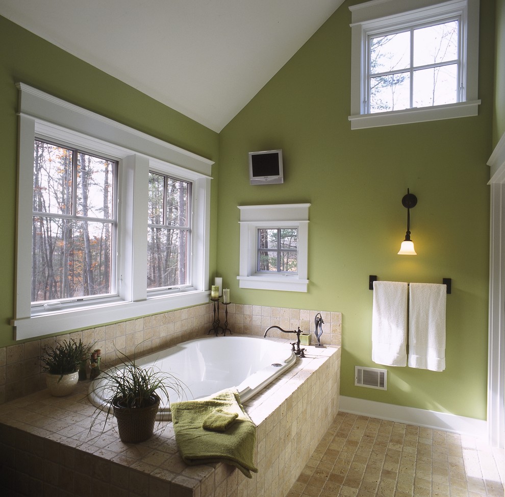 Modelo de cuarto de baño tradicional con paredes verdes, bañera encastrada y suelo beige