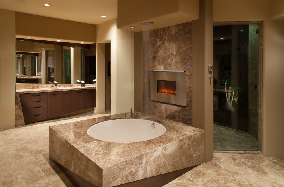 На фото: главная ванная комната в современном стиле с плоскими фасадами, темными деревянными фасадами, полновстраиваемой ванной, коричневой плиткой и коричневыми стенами с