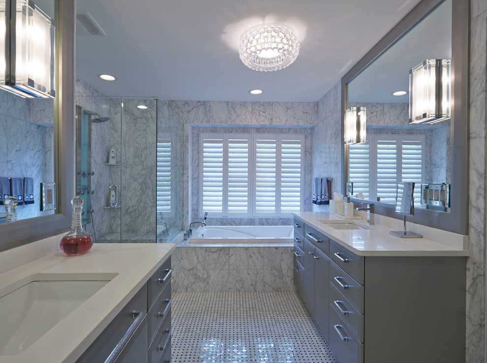 Inspiration för stora moderna en-suite badrum, med släta luckor, grå skåp, ett platsbyggt badkar, en hörndusch, grå kakel, vit kakel, marmorkakel, flerfärgade väggar, marmorgolv, ett undermonterad handfat och bänkskiva i akrylsten
