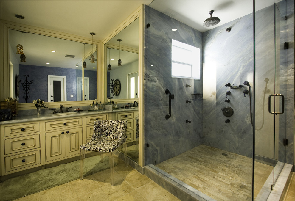На фото: ванная комната в средиземноморском стиле с фасадами с выступающей филенкой, бежевыми фасадами, синей плиткой и мраморной плиткой