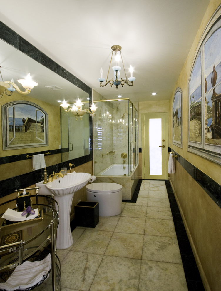 Идея дизайна: ванная комната в средиземноморском стиле с раковиной с пьедесталом
