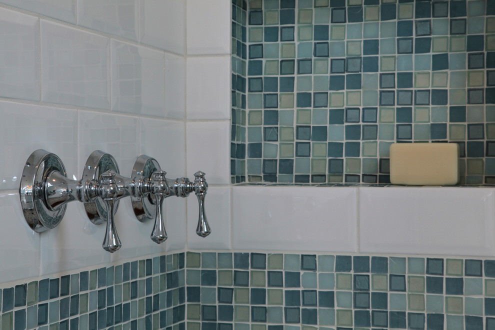 Aménagement d'une grande salle de bain principale bord de mer avec un placard à porte shaker, des portes de placard blanches, une baignoire posée, une douche d'angle, un carrelage bleu, un carrelage blanc, des carreaux de céramique, un mur bleu, un sol en carrelage de porcelaine, un lavabo encastré et un plan de toilette en marbre.