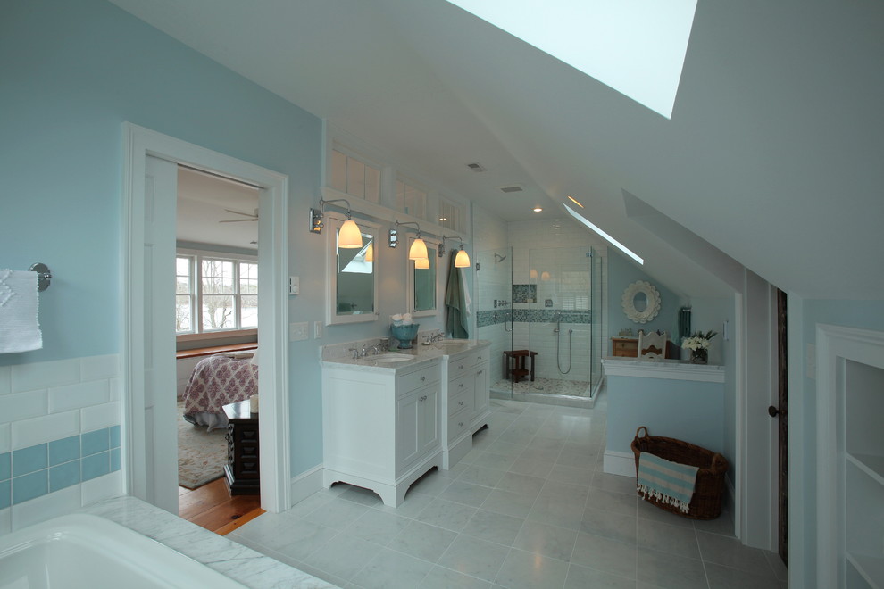 Пример оригинального дизайна: большая главная ванная комната в морском стиле с фасадами в стиле шейкер, белыми фасадами, накладной ванной, угловым душем, синей плиткой, белой плиткой, керамической плиткой, синими стенами, полом из керамогранита, врезной раковиной и мраморной столешницей