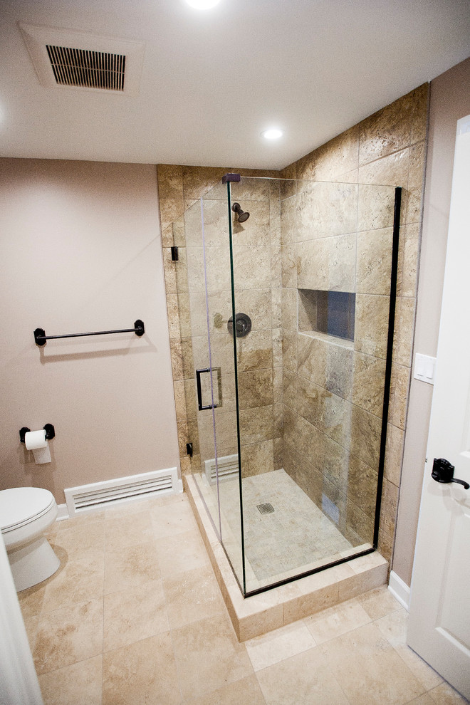 Foto på ett litet vintage badrum med dusch, med möbel-liknande, bruna skåp, brun kakel, porslinskakel, marmorbänkskiva, en hörndusch och klinkergolv i porslin