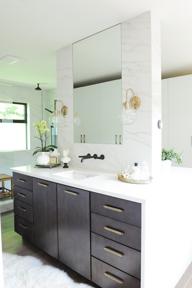 Modernes Badezimmer En Suite mit Unterbauwaschbecken, flächenbündigen Schrankfronten, dunklen Holzschränken, weißen Fliesen und Steinplatten in Vancouver