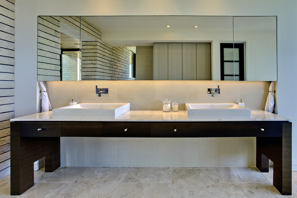 Ejemplo de cuarto de baño rectangular contemporáneo con lavabo sobreencimera y piedra