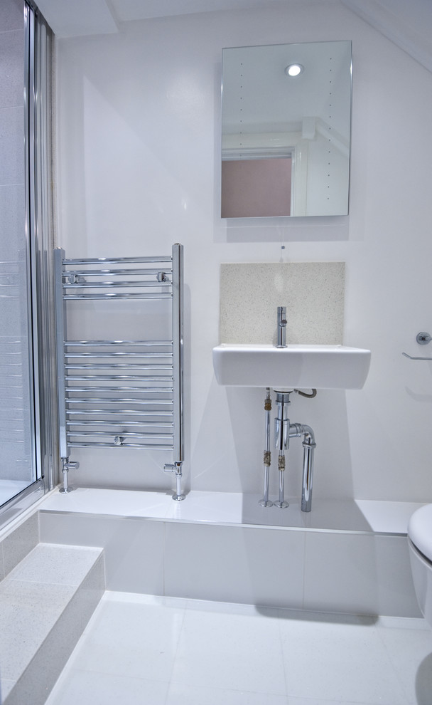 На фото: маленькая ванная комната в современном стиле с душем без бортиков, унитазом-моноблоком, белой плиткой, керамической плиткой, белыми стенами, душевой кабиной и подвесной раковиной для на участке и в саду с