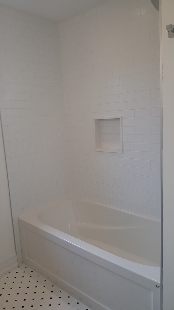 Modern inredning av ett mellanstort vit vitt en-suite badrum, med släta luckor, svarta skåp, ett badkar i en alkov, en dusch/badkar-kombination, en toalettstol med separat cisternkåpa, vita väggar, klinkergolv i keramik, ett undermonterad handfat, bänkskiva i kvarts, flerfärgat golv och dusch med duschdraperi