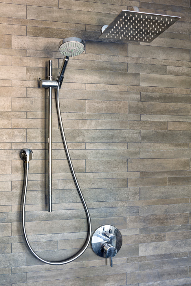 Idéer för att renovera ett stort vintage en-suite badrum, med en dusch i en alkov, grå kakel, porslinskakel och grå väggar