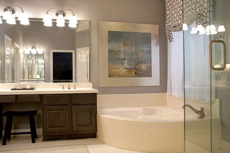 Свежая идея для дизайна: главная ванная комната среднего размера в стиле неоклассика (современная классика) с угловым душем, синими стенами и полом из галечной плитки - отличное фото интерьера