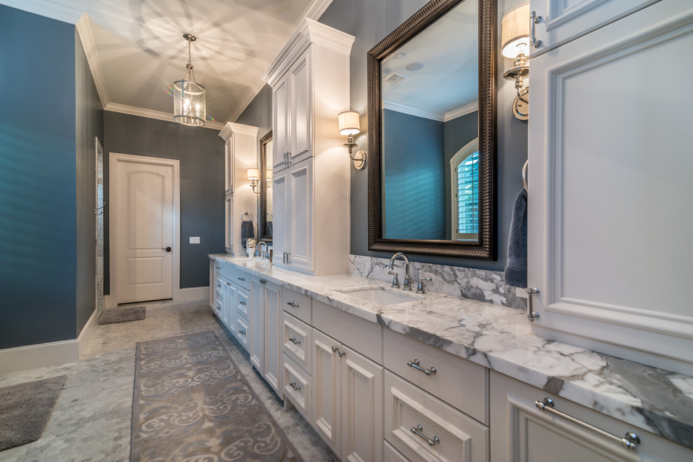 Exempel på ett mellanstort lantligt badrum med dusch, med luckor med profilerade fronter, grå skåp, en toalettstol med hel cisternkåpa, svart och vit kakel, marmorkakel, grå väggar, ett avlångt handfat och granitbänkskiva