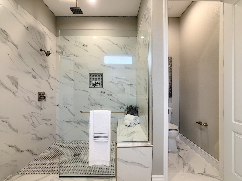 Источник вдохновения для домашнего уюта: большая главная ванная комната в стиле модернизм с фасадами в стиле шейкер, серыми фасадами, открытым душем, раздельным унитазом, разноцветной плиткой, керамогранитной плиткой, серыми стенами, полом из керамогранита, врезной раковиной, столешницей из искусственного кварца, разноцветным полом, душем с распашными дверями, белой столешницей, сиденьем для душа, тумбой под две раковины и встроенной тумбой