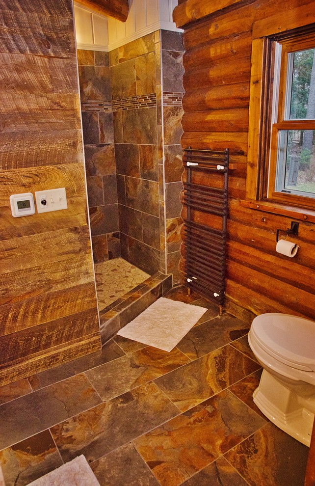 Idéer för mellanstora rustika badrum med dusch, med luckor med infälld panel, skåp i mörkt trä, en dusch i en alkov, en toalettstol med separat cisternkåpa, brun kakel, keramikplattor, bruna väggar, klinkergolv i keramik, ett fristående handfat, brunt golv och med dusch som är öppen