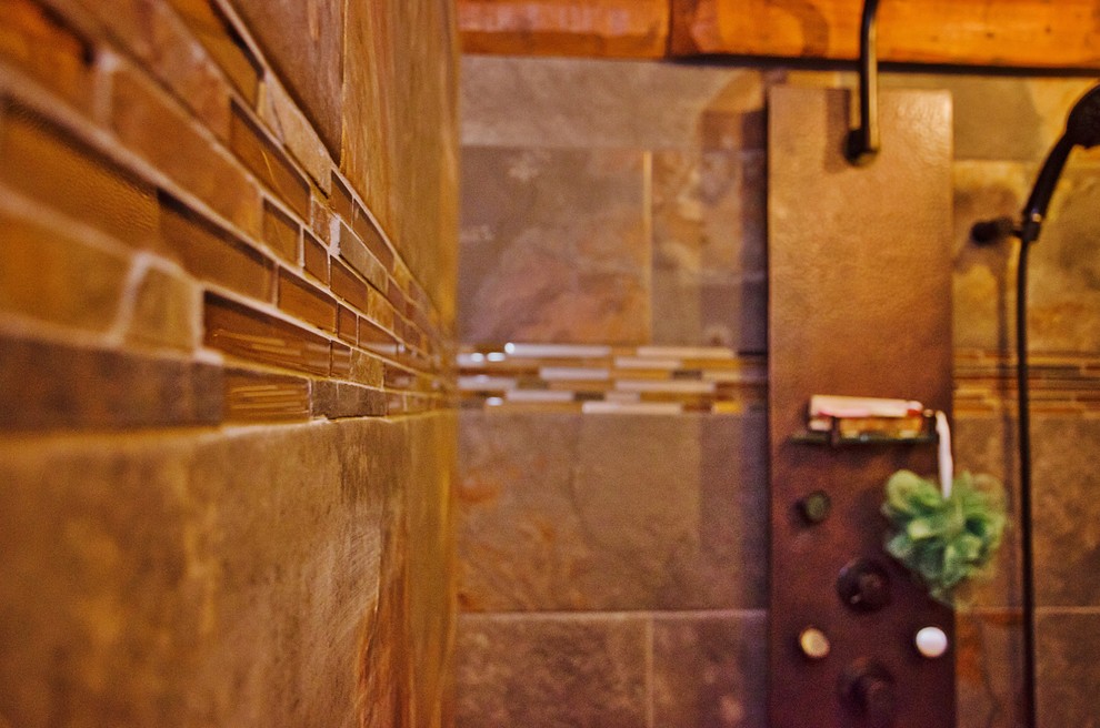 Cette image montre une salle de bain chalet en bois foncé de taille moyenne avec un placard avec porte à panneau encastré, WC séparés, un carrelage marron, des carreaux de céramique, un mur marron, un sol en carrelage de céramique, une vasque, un sol marron et aucune cabine.