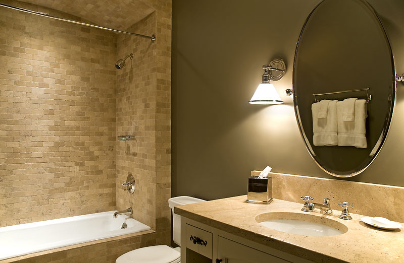 Inspiration för mellanstora rustika badrum, med möbel-liknande, grå skåp, ett badkar i en alkov, en dusch/badkar-kombination, en toalettstol med separat cisternkåpa, grå väggar, ett undermonterad handfat och granitbänkskiva